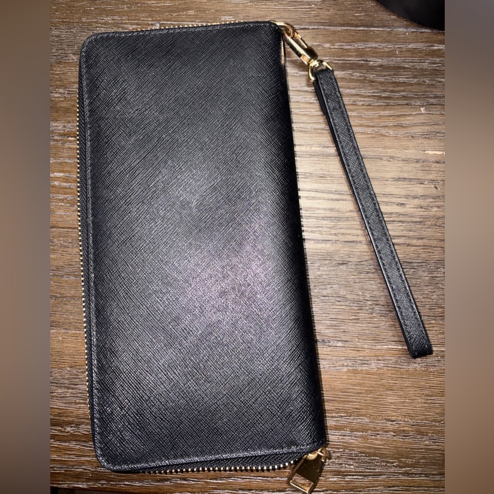 Tory Burch Black Leather Large Wristlet with Gold tone hardware EUC
Make a Offer - Picture 4 of 11